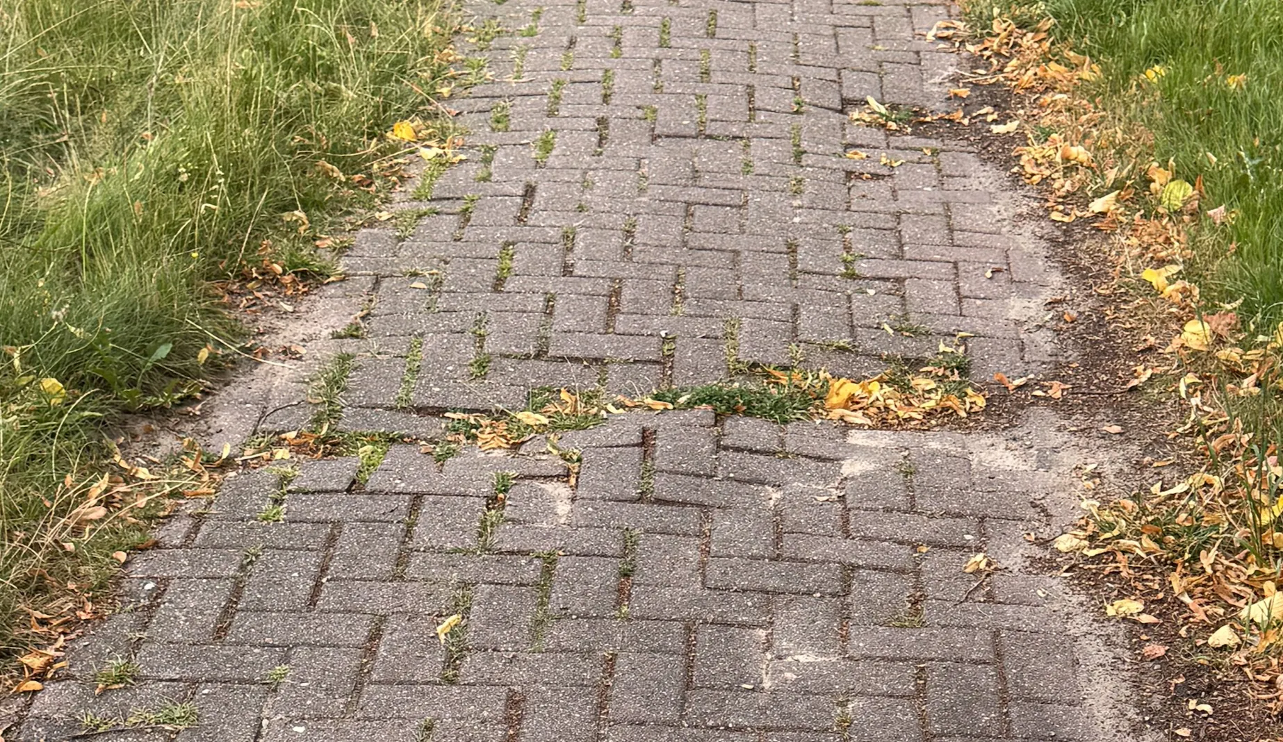 Aufgebrochener Rad- und Gehweg mit tiefen Schlaglöchern an der Hauptstraße, Ecke Am Meyerkamp